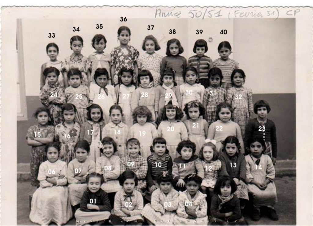 ECOLE DU MUSEE FILLES 1950 CP.JPG